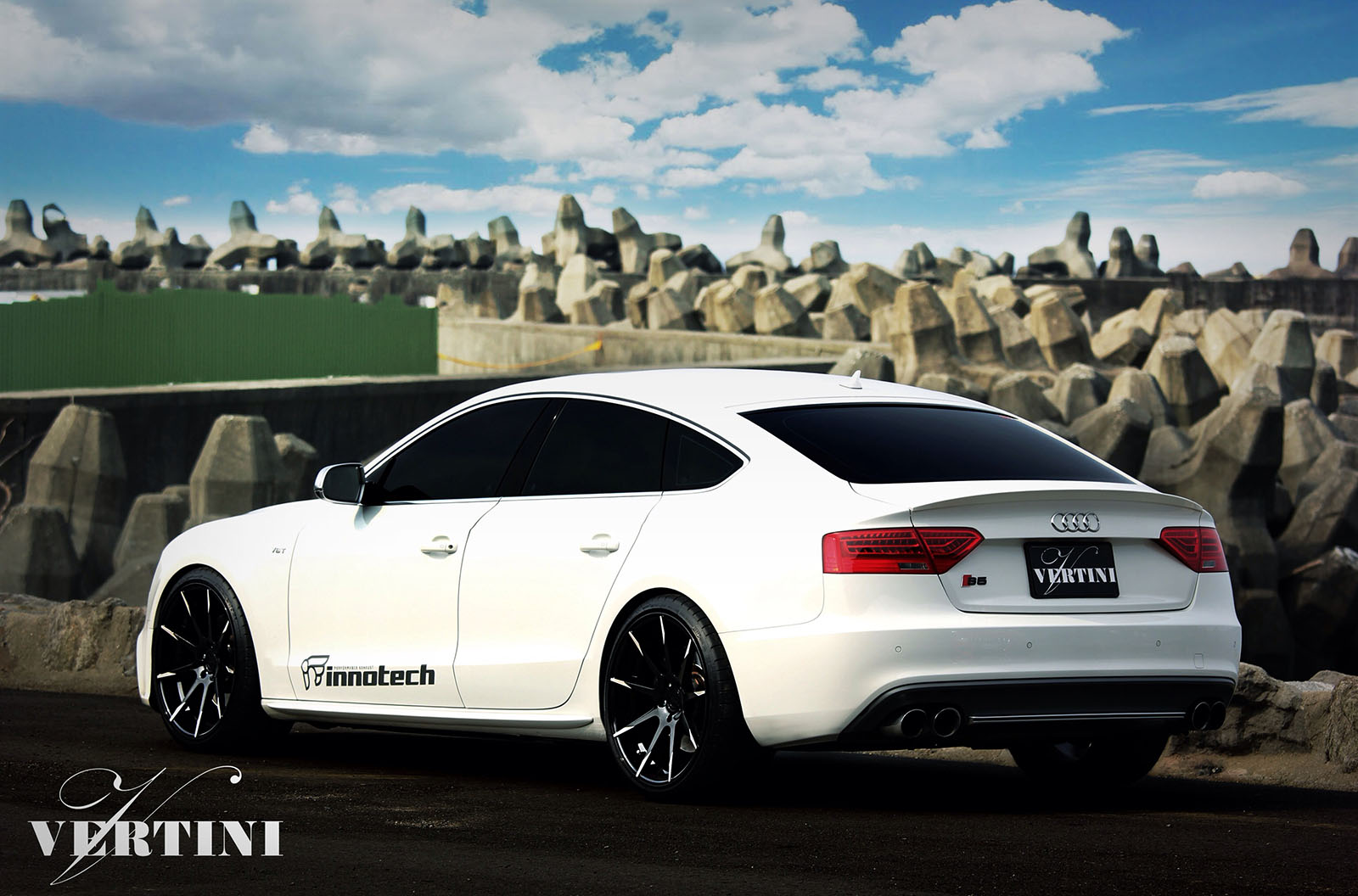 Vertini Flying Black R20 on Audi S5